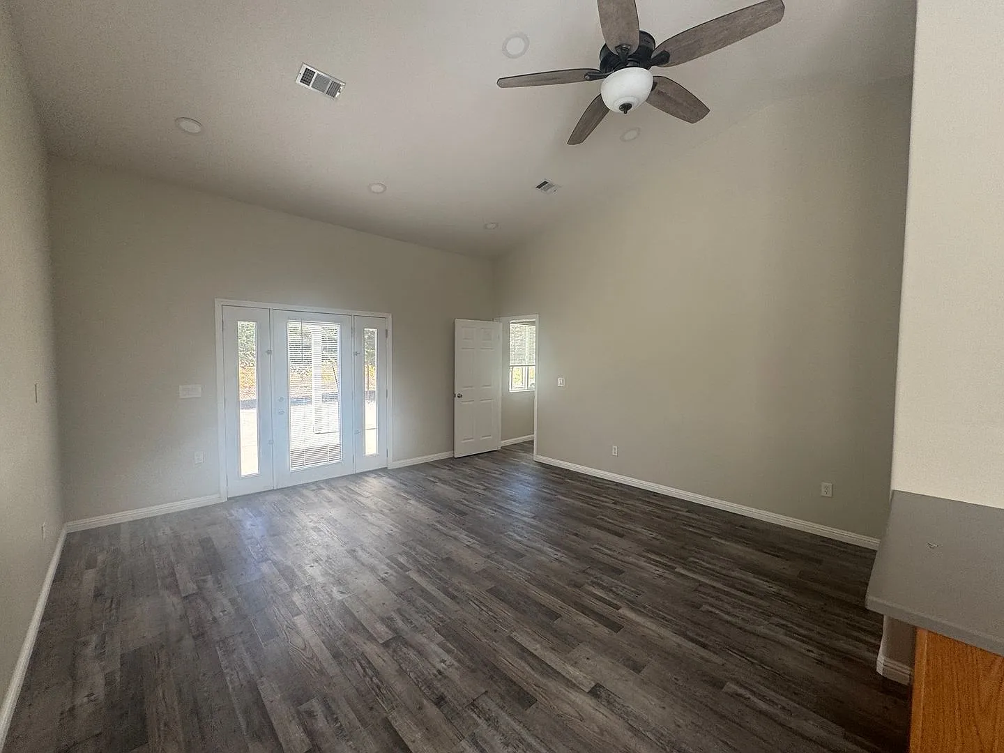 Amazing 1 Bedroom ADU Custom interior, quiet secure, high end neighborhood — Photo 4