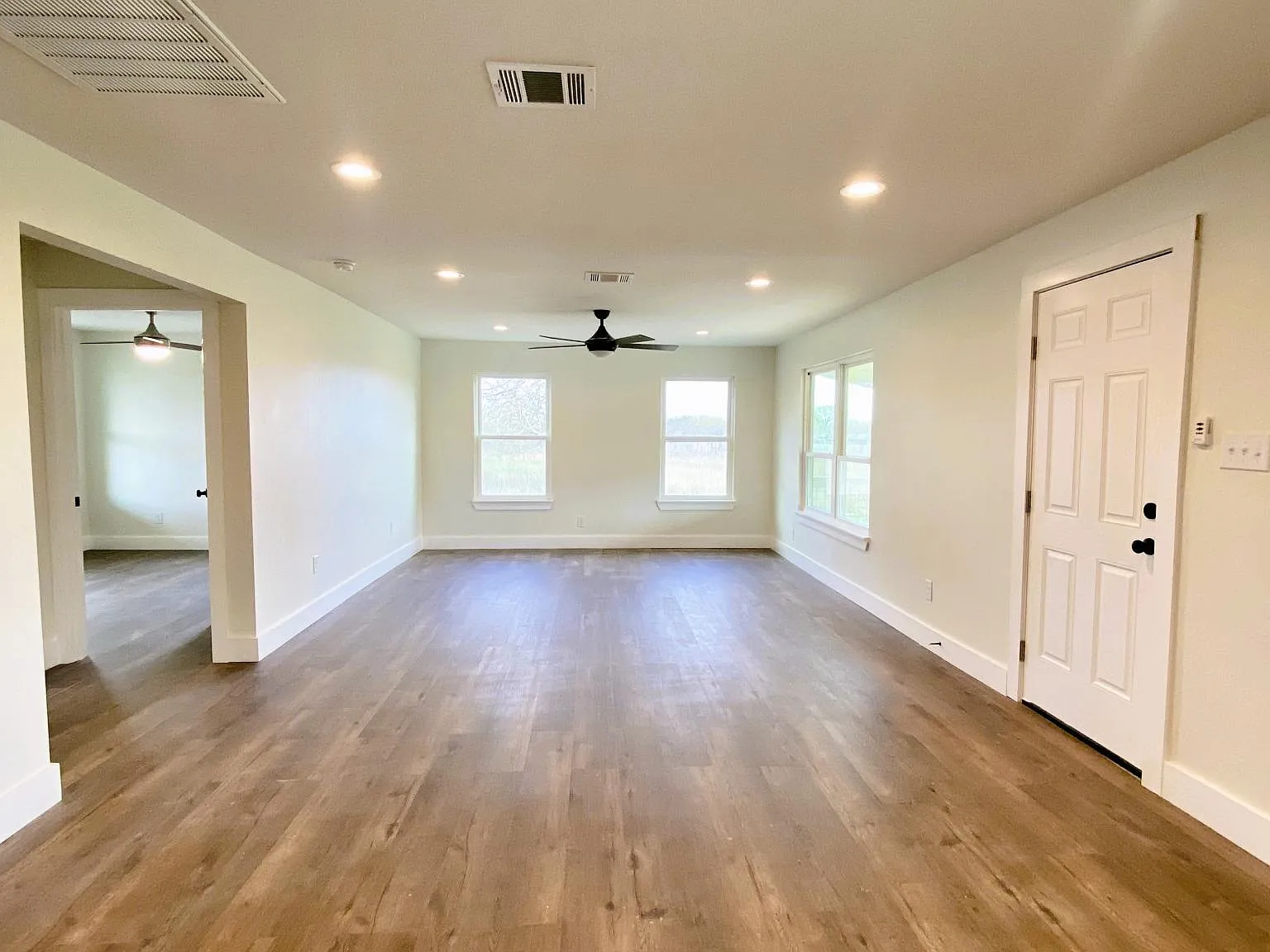 5 bed, 3000 sqft, $2,700 — Photo 1