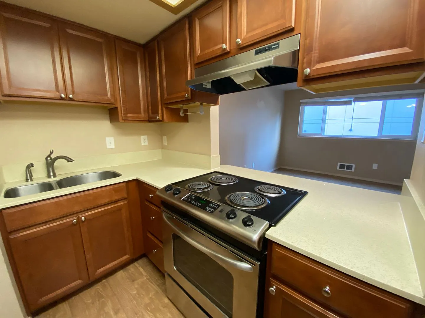 Royal Manor Apartments — Photo 4
