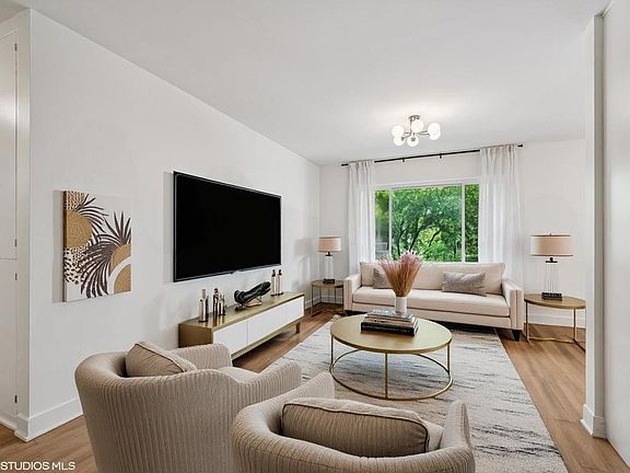 4th image of 433 S Lombard Ave APT 34