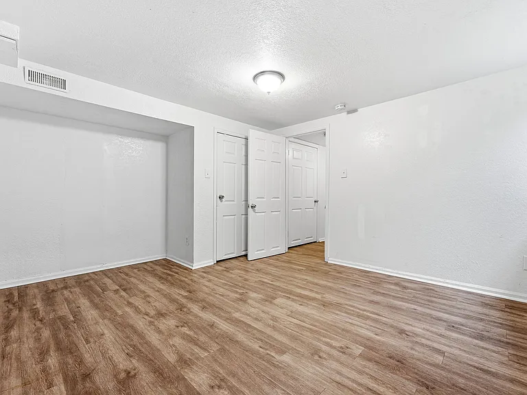 1717 Clinton St — Photo 22