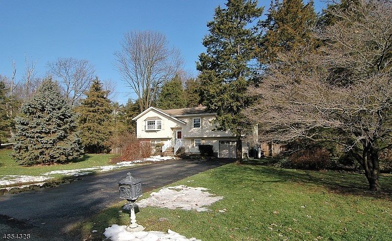 1st image of 7 Holderness Dr