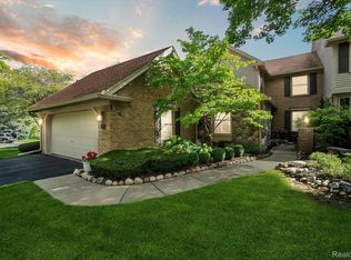 4665 Pine Eagles Dr, Brighton, MI