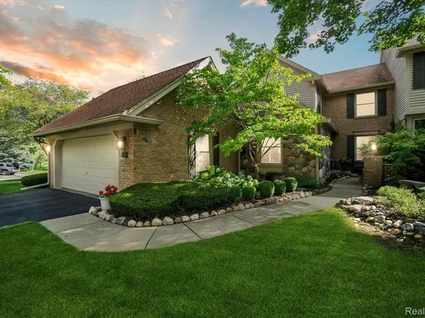 4665 Pine Eagles Dr, Brighton, MI 48116
