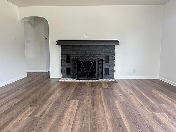 5th image of 2185 E Clark St