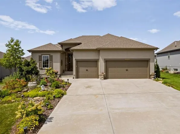 19304 W 201st St, Spring Hill, KS 66083