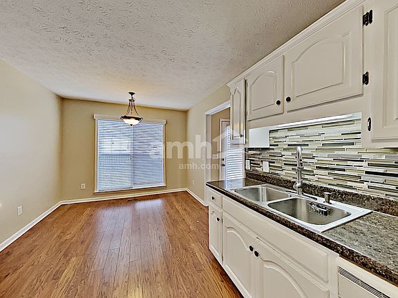4th image of 201 Fox Hunt Ln