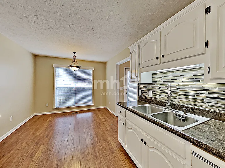 201 Fox Hunt Ln — Photo 4