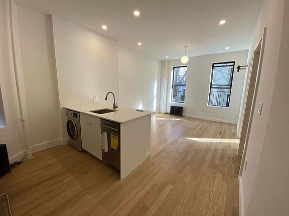 2nd image of 188 Avenue Of The Americas APT 3R