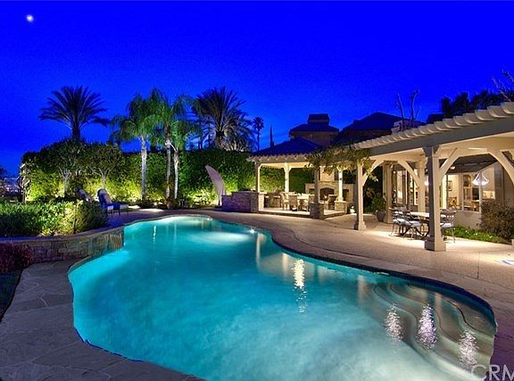 Raised planter w/water spill creates a soothing setting!