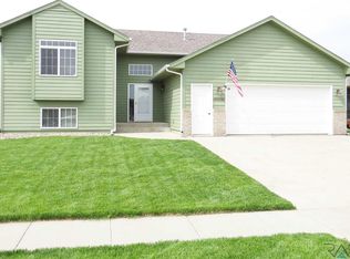 1404 E 68th St N, Sioux Falls, SD 57104