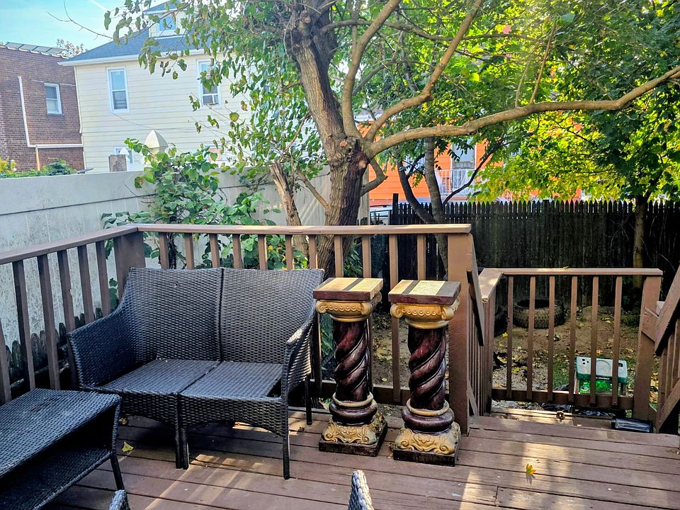 Beautiful deck and yard to sit outside and enjoy the weather.