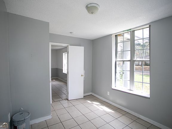 4th image of 402 Boulevard St