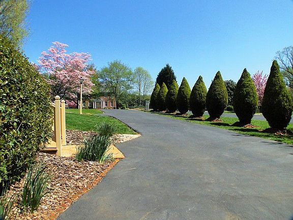 3rd image of 104 Salem Dr