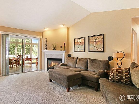 3rd image of 2689 Claridge Ct SW