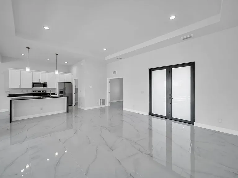 2504 SW 32nd St — Photo 24