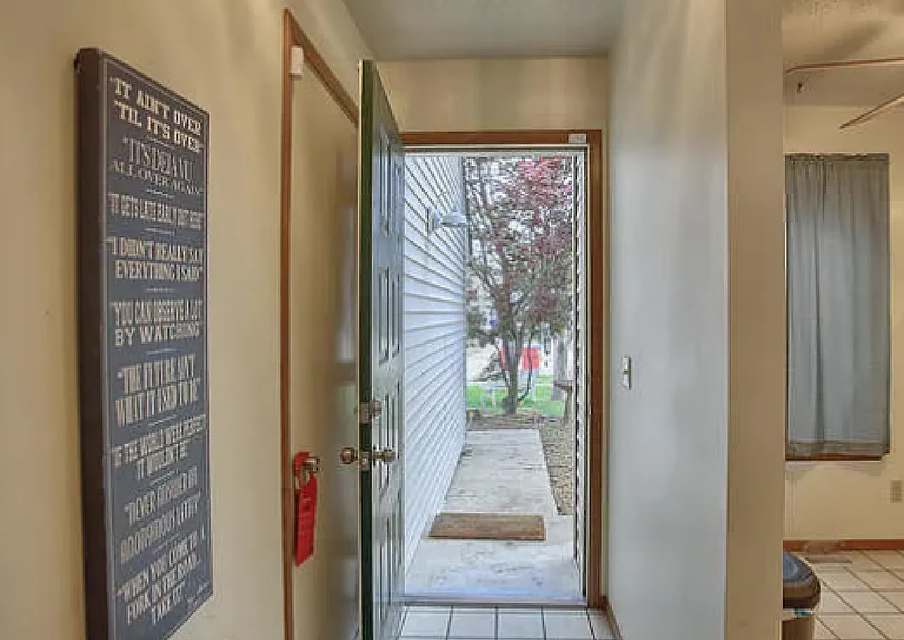 3 bed, 1716 sqft, $2,050 — Photo 3
