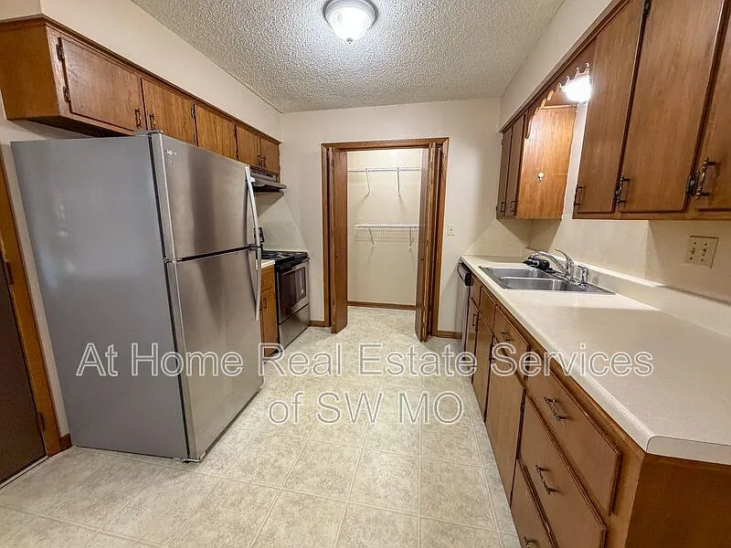 1911 Bellerive Dr