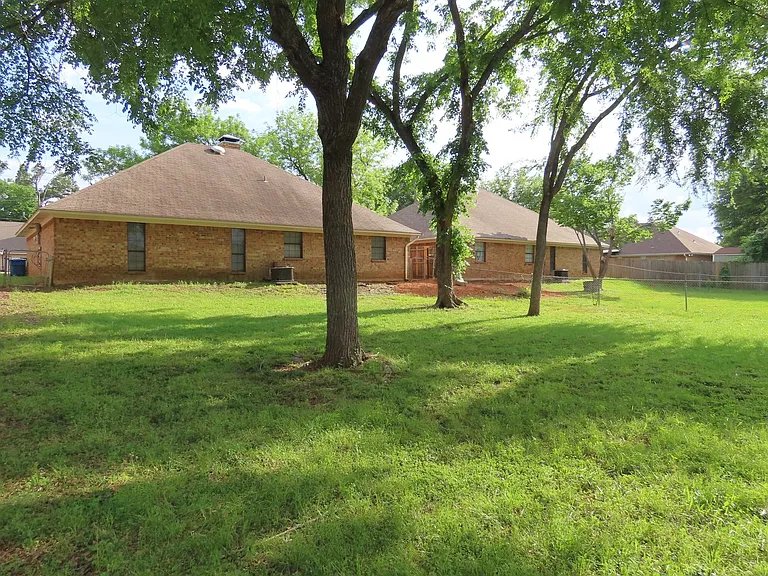 705 Kelli — Photo 31