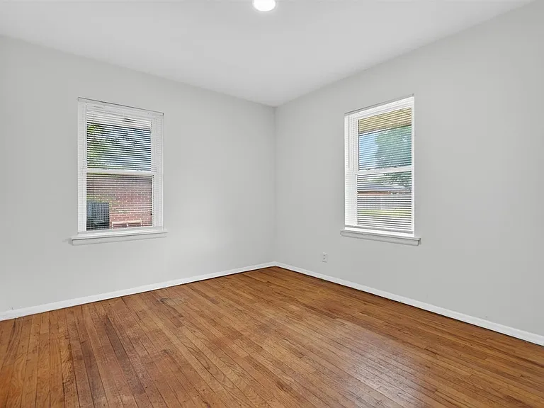 366 SE Wilshire Ave — Photo 11