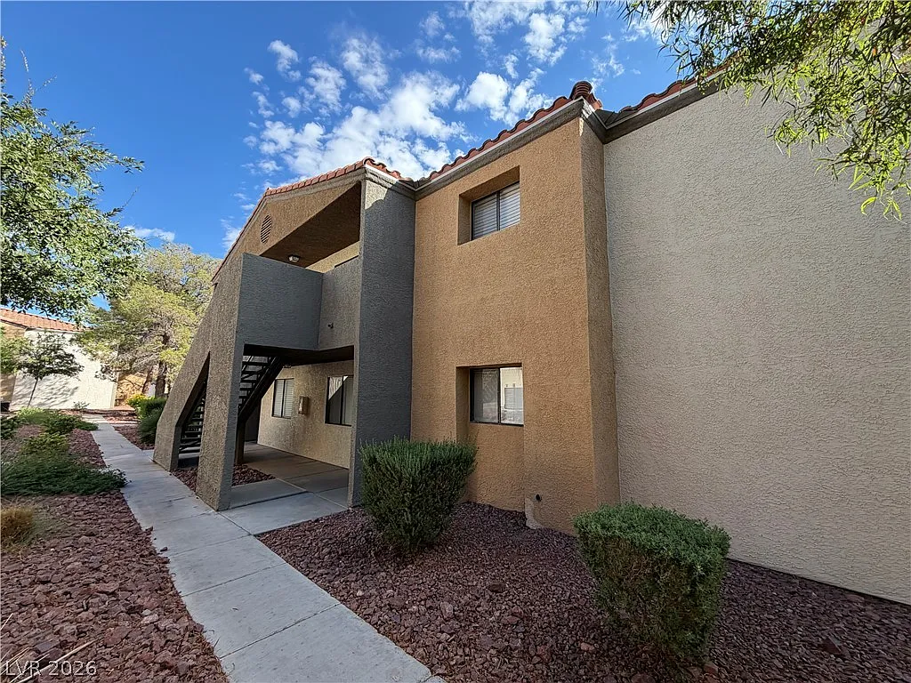 2 bed, 2.0 bath, 1074 sqft, $1,450 — Photo 1
