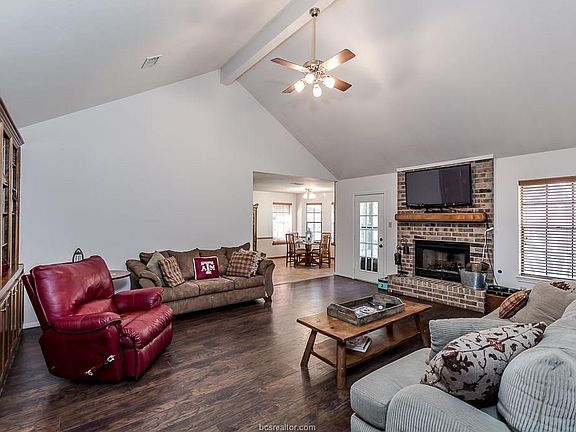 3rd image of 2104 Sleepy Hollow Ln