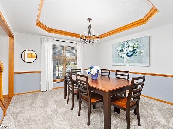 4th image of 1055 Marilyn Way
