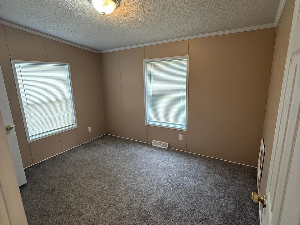 43505 Charlemagne Ave, photo 17
