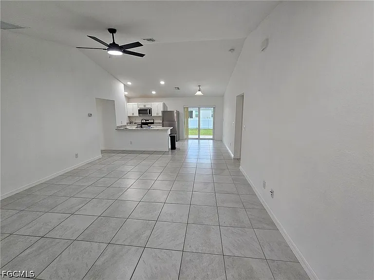 2523 NE 6th Pl — Photo 3