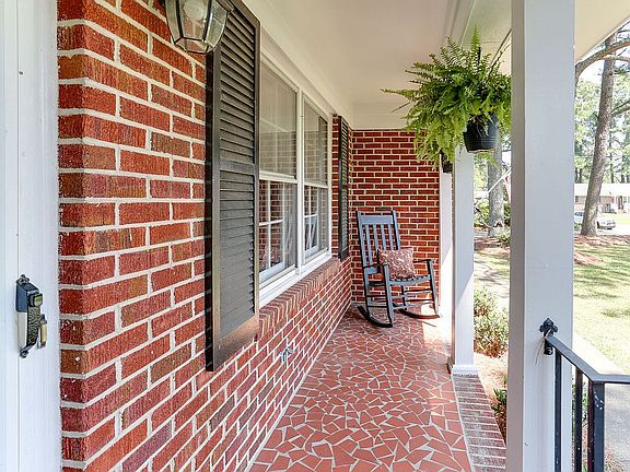 3rd image of 832 Mayflower Dr