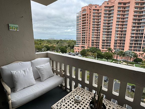 4th image of 90 Edgewater Dr APT 720