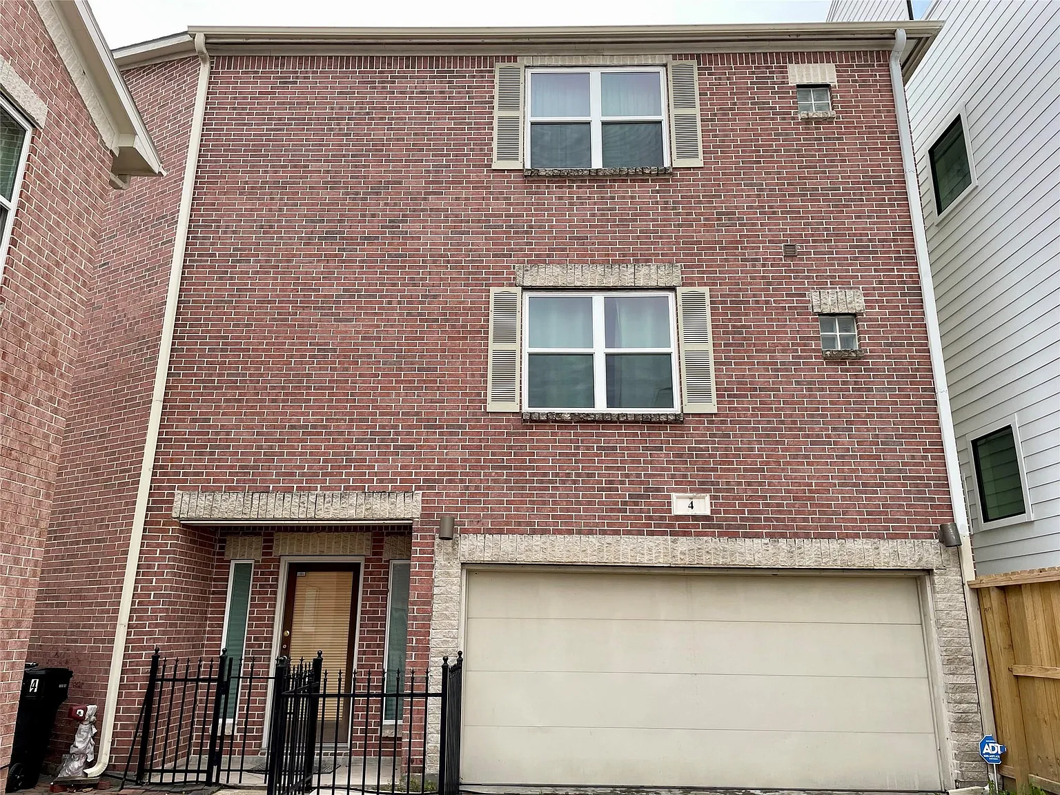 3 bed, 2.5 bath, 1993 sqft, $2,300 — Photo 1