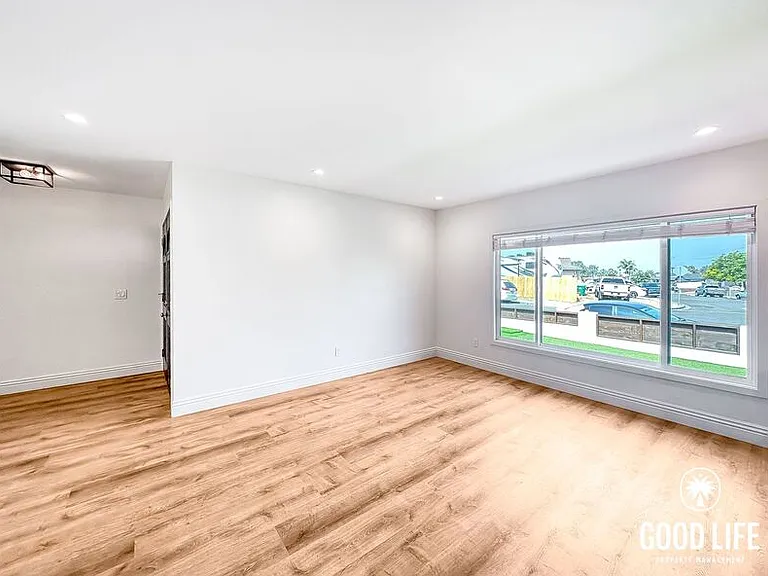 729-731 Reef Dr — Photo 6