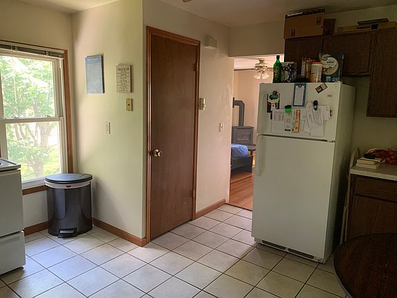3rd image of 310 Edward St #1/2