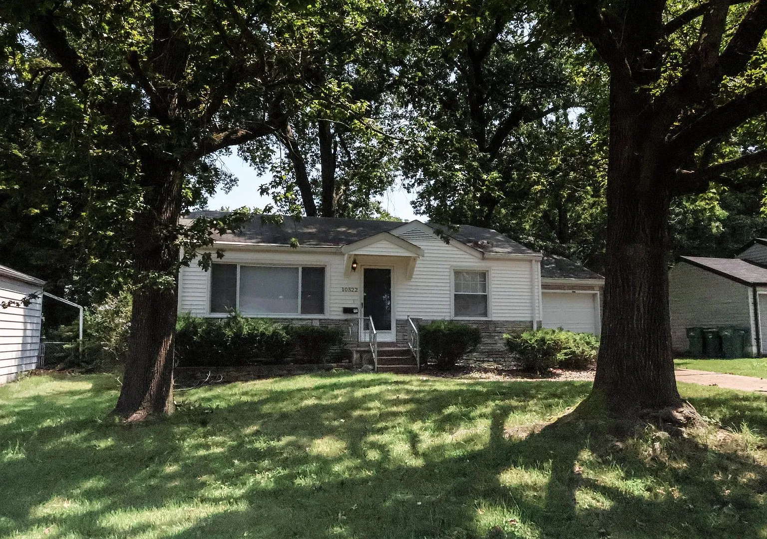 Charming 2BR Home in Bellefontaine Neighbors Available Now! — Photo 1