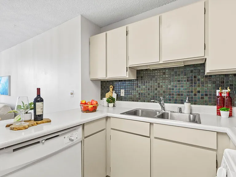 430 Lewers St #25E — Photo 9