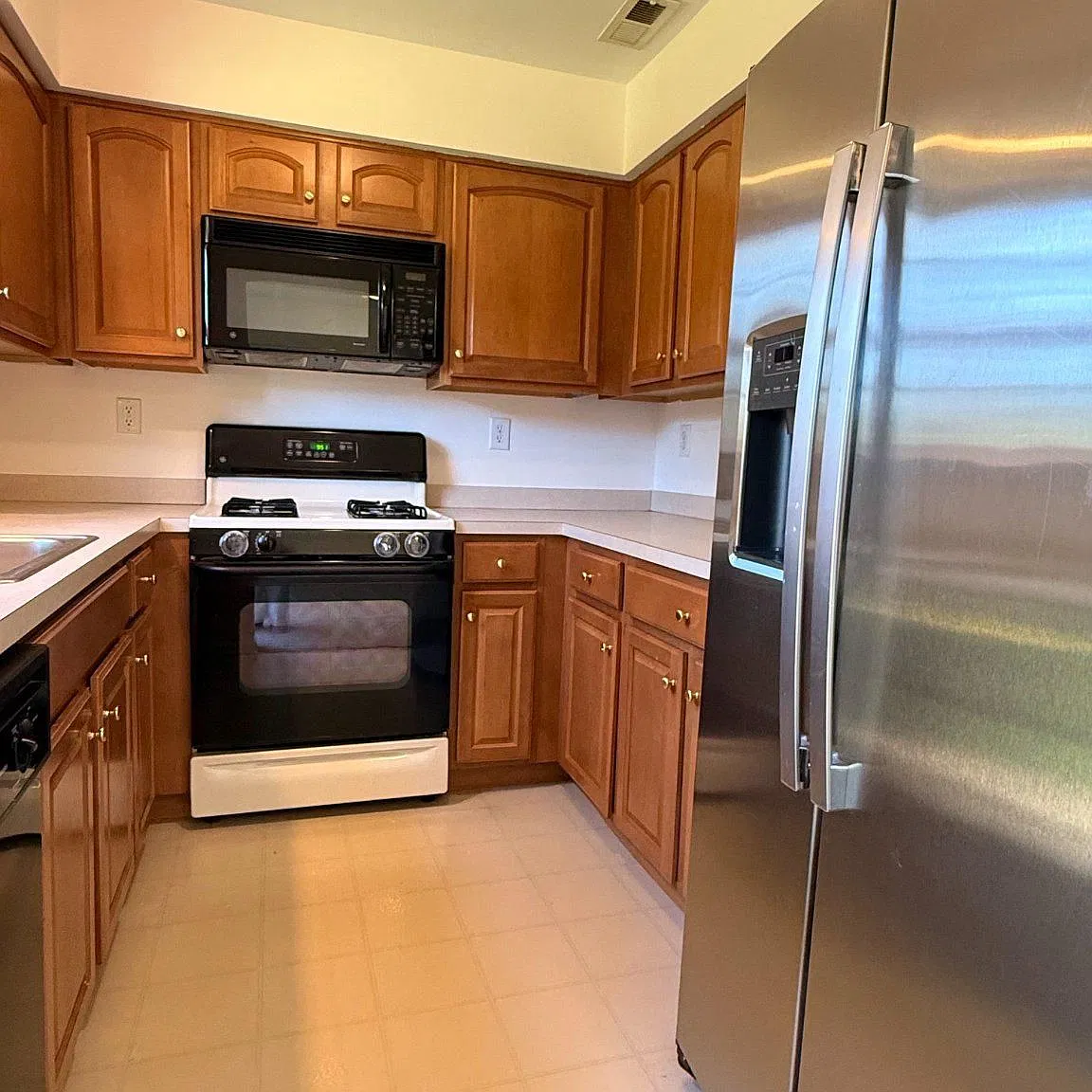 2 bed, 1.5 bath, 1305 sqft, $2,095 — Photo 3