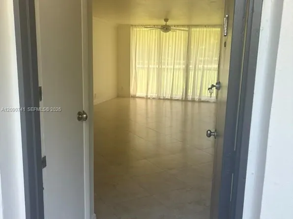 3101 N Country Club Dr APT 107, Aventura, FL 33180