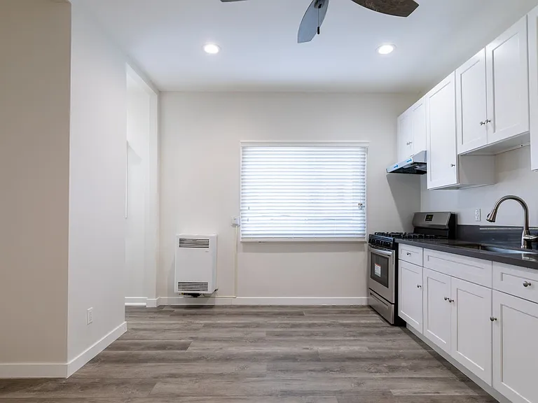 2025 E 4th St — Photo 13