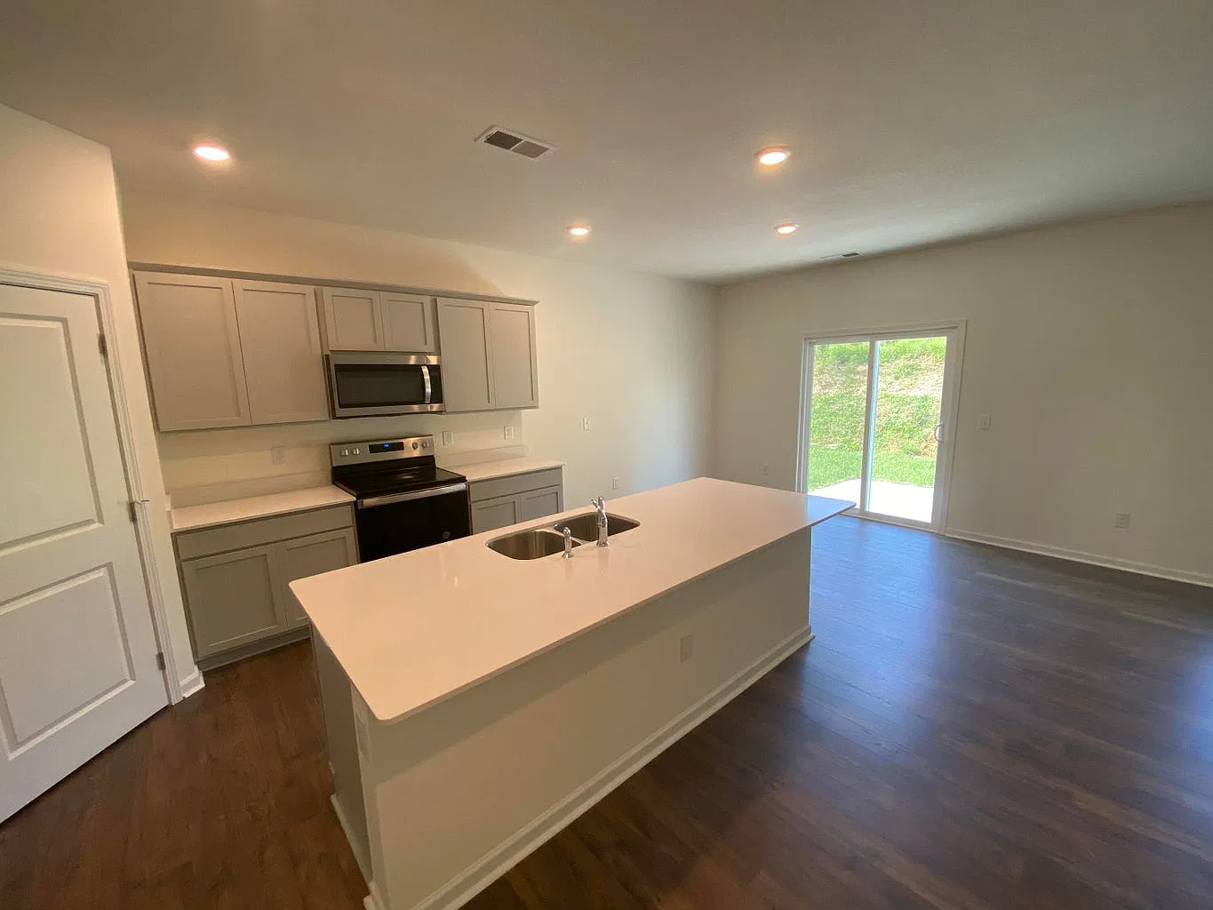 5 bed, 2511 sqft, $2,500 — Photo 2