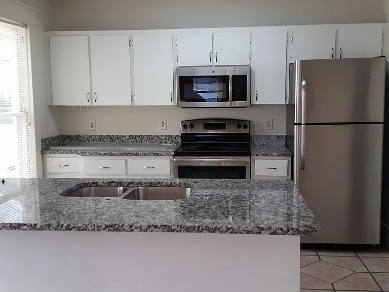 1401 Woodward St — Photo 3