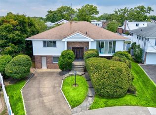 351 Green Ct, Oceanside, NY 11572