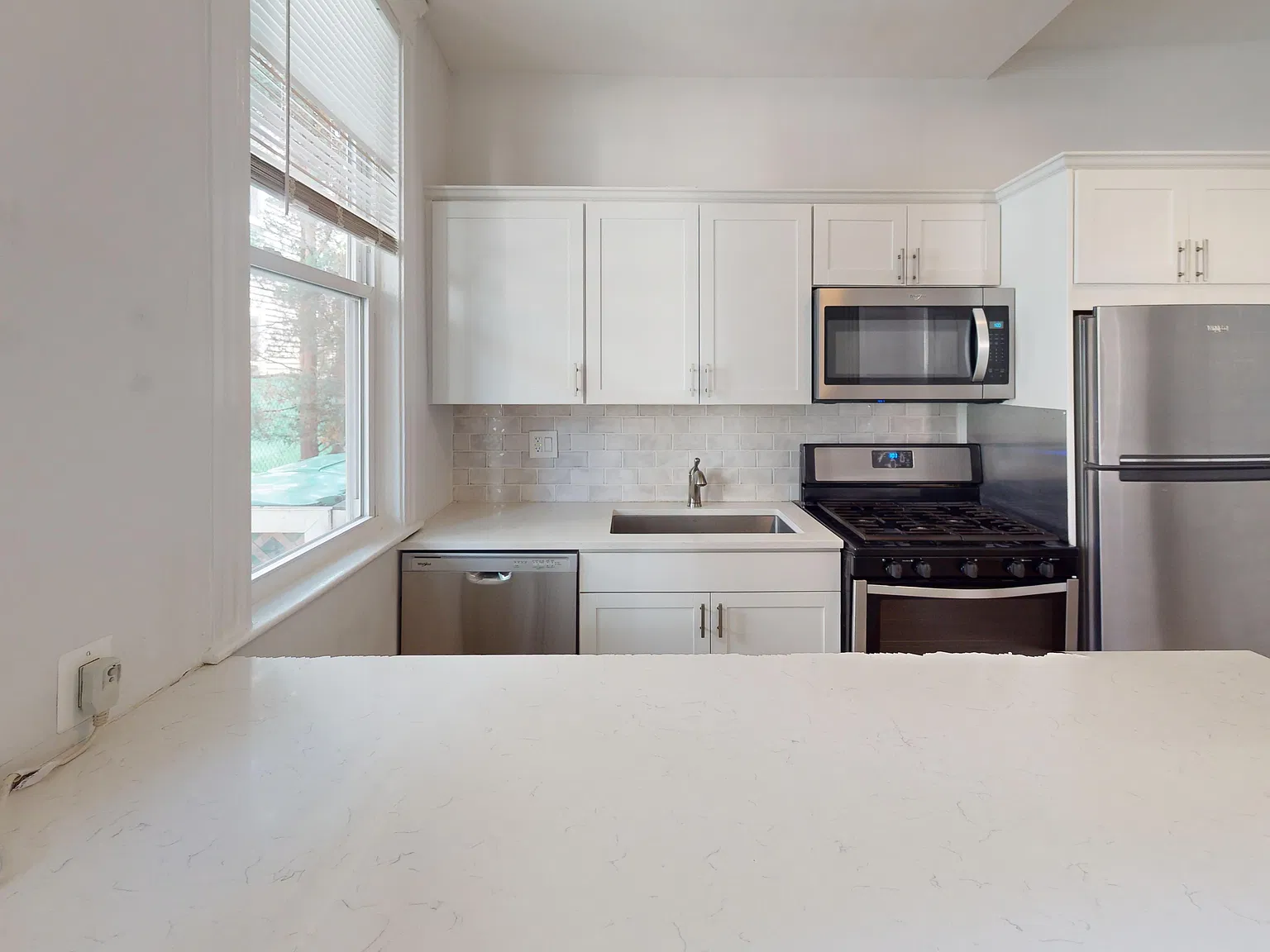 3 bed, 1.5 bath, 1200 sqft, $2,950 — Photo 2