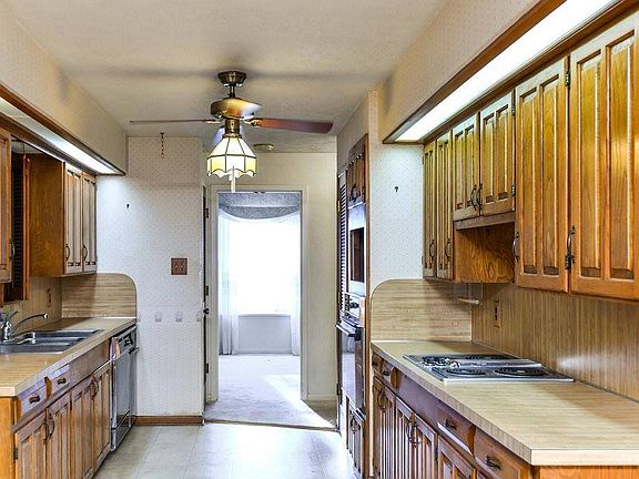 3rd image of 307 Willow Creek Ln