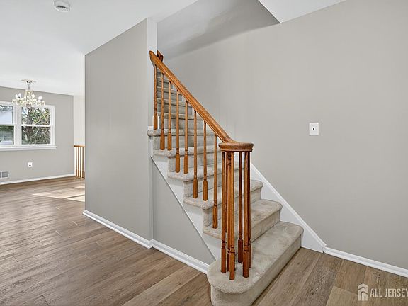 5th image of 8 Wright Ct