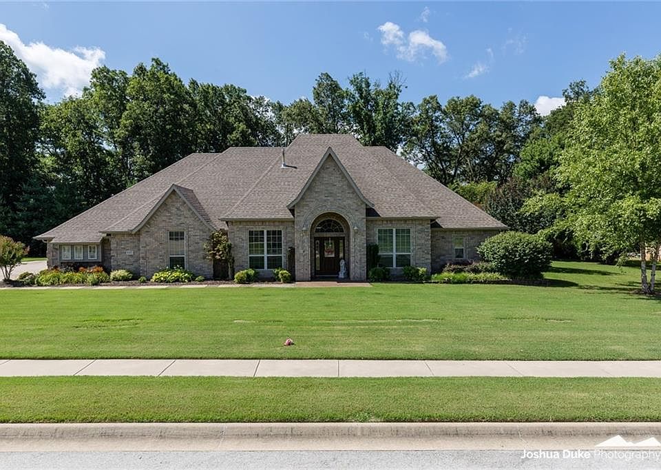 1st image of 455 W Monterey Pl