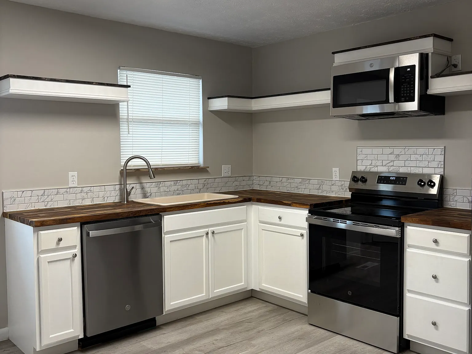 2 bed, 1.5 bath, 1000 sqft, $1,600 — Photo 2