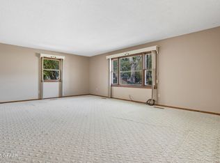 322 N 7th St, Grand Forks, ND 58203