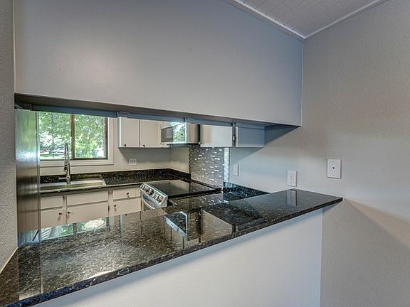 2nd image of 850 Shenandoah Dr #36