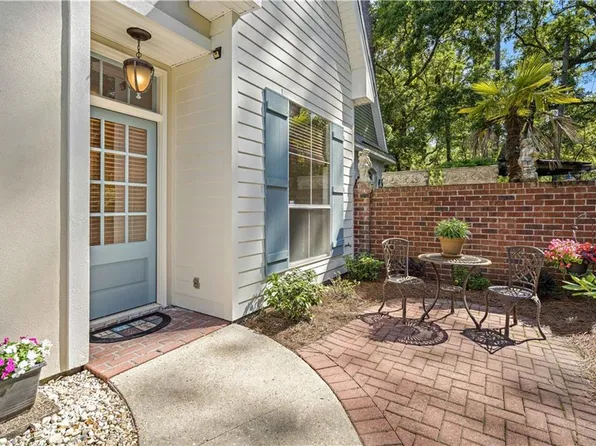 647 Village Ln S, Mandeville, LA 70471